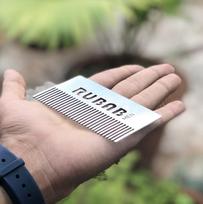 RUBAB MEN Itin plonas metalinis kišeninis barzdos šukas vyrams | Kredito kortelės dydžio, telpa į bet kurią piniginę | Barzdai, ūsų ir plaukams | Dizaino šedevras white
