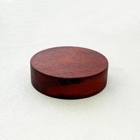 Raudonmedžio masyvo medžio pagrindo dekoracija, medinis blokas, medinis pagrindas, apvalus, 5 centimetrų aukščio 5*8*8cm brown