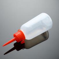 100 ml plastikinis skaidraus antgalio aplikatoriaus butelis Plastikinis suspaudžiamas buteliukas su antgalio dangteliu raudona