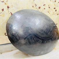 Skydas su juoda antikinio stiliaus apdaila, Ketaus skydas, Ryjantis skydas, Viduramžių skydas