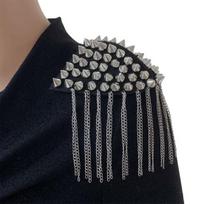 Punk kutai ant peties Retro peties antsiuvai Kutų grandinėlė Peties antsiuvai su kniedėmis Uniformoms Vyrams Moterims 1pc auksinė