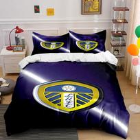Leeds United FC logotipas. Patalynės komplektai Antklodžių užvalkalų komplektai Antklodžių užvalkalai Pagalvės užvalkalai(1*Antklodės užvalkalas 2*Pagalvių užvalkalai be antklodės įdaro) 135x200cm