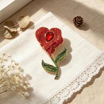 Zinc Alloy Full Rhinestone Tulip Flower Brooch 3 Colors Crystal Floral Lapel Pin for Women Coat Scarf Wedding Decor Jewelry no plating raudona