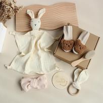 Newborn Shower Gift Set Box Baby Essentials Cotton Baby Security Blanket Lovely Socks Wooden Teether Multifunction Milestone Toy