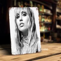 miley cyrus Metalinės plokštės ir ženklai sienų dekoras Vintažiniai skardos ženklai Kapitono metalinis plakatas Dekoracija barui, užeigai, klubui Sienų dekoravimas 20x30cm（7.8x11.8inch） white