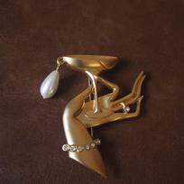 Bella Viva Vintage  Toast to Victory  Champagne Glass, 18K Gold Plated Brass with Cubic Zirconia Brooch for Galas & Celebrations auksas