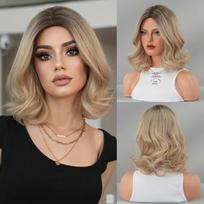 Nauja vidurinės dalies peties ilgio garbanota peruka moterims - pelenų blondinė, rožinis tinklelis, mašininis gamybos trumpas perukas, kvėpuojantis, lengvas, pilnas dangtelis 37cm 14.56 inch blyškios auksaspalvės spalvos