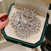 Elegant Byzantine Court Style Vintage-Inspired Pearl Lace-Cutout Multi-Thickness Plating Brooch Pins Unisex Suit Lapel Accessory
