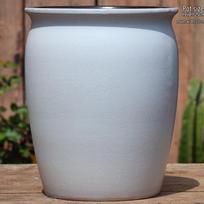 Ypač didelis baltas keramikinis vazonas: Europos stiliaus sukulentų ir gėlių vazonas kiemo landšaftui, su grublėtu paviršiumi ir dideliu skersmeniu. Large-Ceramic