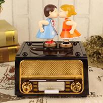Couple Kiss Music Box Birthday Gift Party Supplies Music Box Diy Radio Shape Antique Carved Musical Box Home Decor A