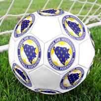 Bosnija ir Hercegovina futbolo Dydis 5 futbolo kamuolys, mašininio siuvimo PVC, patvarus ir atšokantis, tinka visoms amžiaus grupėms, gerbėjų atributika, rungtynėms ir lauko naudojimui. blue