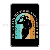 Nardymas Aš gerai dirbu spaudžiamas Kas nutinka, lieka po vandeniu Vandensvydis Sportas Humoras Metalinė lentelė Baras Skardinis ženklas Plakatas 20x30cm（7.8x11.8inch）