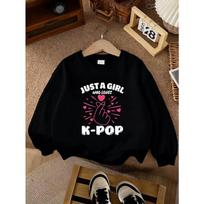 Kids Unisex Crewneck Sweatshirt, K-Pop Finger Heart Pink Hearts Slogan Print  JUST A GIRL WHO LOVES K-POP  Soft Fleece Pullover 110 juoda