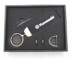 KAWASAKI raktų pakabukas EXCLUSIVE LOGO juodas siūlas + dovanų dėžutė