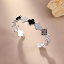 Light luxury ins Stylish bracelet with a luxurious aura, four-leaf clover bracelet, versatile and unique