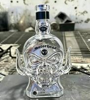 Skull Shaped Glass Liquor Decanter Airtight Unique Home Bar Decor Novelty Bottle for Whiskey Vodka Bourbon Brandy Wine Gift gray
