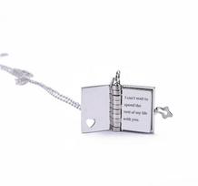 Individualizuotas pasirinktinis nerūdijančio plieno poros atidaromas uždaromas knygos formos pakabukas ant kaklo Shopify pristatymo agentas Išgraviruotas raidės megztinio grandinėlė 45+5cm&Engraving beige