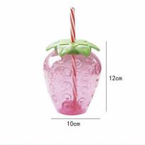 500 ml braškės formos sulčių buteliukas. Mielas ir unikalus dizainas sumažina išsiliejimą. Puikiai tinka kelionėms. raudona