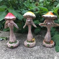 3 vnt. juokingos grybų sodo statulėlės, klasikinio trijų išminčių dizaino. Puiki lauko dekoracija ir Motinos dienos dovana. 3 Mushrooms black