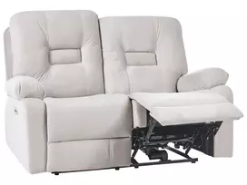 Dvivietė sofa su elektrine relaksacijos funkcija BERGEN veliūrinė šviesiai smėlio spalvos su USB prievadu
