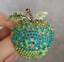 Weiman Alloy Rhinestone Apple Brooch Pin Fashion Crystal Fruit for Party Wedding Festival Ornament Gift for Daught Teacher