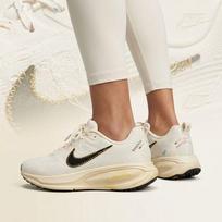 Nike Women's Vomero 18 Running Shoes M