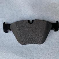 34116857686 Brake pads for BMW Serie 3 E90 E91 E92 E93 X1 E84 raudona