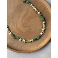 European and American Retro Natural Stone Green Gravel Necklace Freshwater Pearl Temperament Personalized Design Sense Collarbone Chain žalia