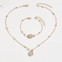 Luxurious and elegant cubic zirconia women's jewelry set with detailed decoration, pearls, and gold beads suitable for weddings and banquets, auksas
