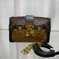 [Pre-Owned] Trunk Clutch Classic Monogram Canvas With Removable Shoulder Strap Coated Canvas And Calfskin Trim Soft Box Small Squa - Very Good #T0CD61 ONE SIZE