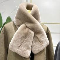 Unisex žieminis dirbtinio kailio šalikas – storas, megztas, minkštas ir stilingas aksesuaras, užtikrinantis madingą šiltą komfortą beige