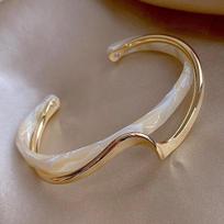 Elegant emerald resin open bangle trendy women's daily accessories suitable for shopping and gatherings