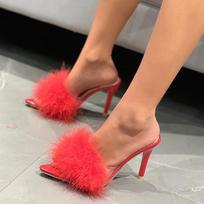 Madingi moteriški modernūs šlepetės vasariniai nauji seksualūs plunksnų dekoruoti aukštakulniai stiletto atvirais pirštais mulės didelio dydžio moteriški seksualūs bateliai siurbliai 35 raudona