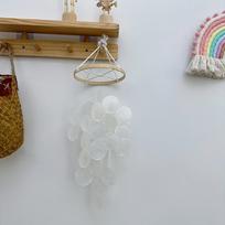 Šiaurietiškas kriauklių vėjo varpelio pakabukas - Rankų darbo švelnus dekoratyvinis elementas ir fotografijos rekvizitas, puiki gimtadienio dovana. 15*40 cm white