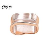 Non-slip Scarf Ring Oblate Irregular Ring, Geometric Simple Clip, Modern Curved Holder for Women Neckerchiefs Scarves Shirts Elegant Accessory rožinio aukso spalvos