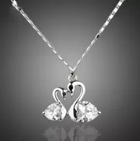 Kaklo pakabukas su širdelės forma susiglaudusiomis žąselėmis