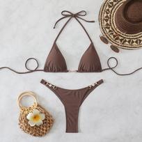 Seksualus bikinis su trikampėmis petnešėlėmis ir perlais, su skeltuku S ruda