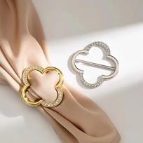 2Pcs Four-leaf Clover Scarf Clip, Multi-functional Metal Buckle, Suitable for T-shirts and Clothing.