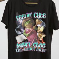 Stylish Feelin’ Cute Might Clog the Toilet Later Shirt – Funny Glam Frog Meme Tee with Gold Toilet & Plunger. M