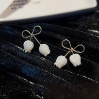 White Tulip-Shape Acrylic Women's Stud Earrings Gold Color Bowknot Top Elegant Wedding Party Ear Accessories boucle d'oreille