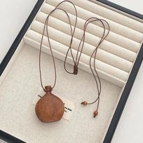 Minar Cute Lovely Brown Black Color Wood Flagon Long Pendant Necklaces Adjustable Rope Chain Chokers for Women Birthday Gift šviesiai ruda spalva