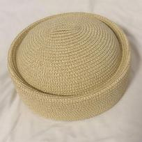 Women's Fashion Straw Pillbox Beret Hat - Trendy Casual Vacation Hat with for Beach, Travel and Summer Outdoor Activities One Size smėlis