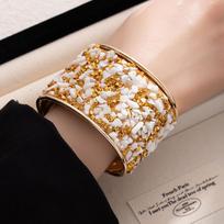 Colorful Pebble Wide-mouthed Bracelet Hand Ring for Men and Women, with A High-end and Trendy Style Arm Band. balta