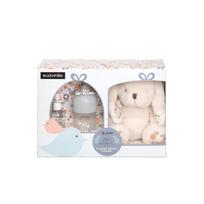 SUAVINEX BABY COLOGNE DOVANŲ RINKINYS: KVAPUSIS VANDUO KŪDIKIAMS 100 ML IR 50 ML, PLIUŠINIS ZUIKUTIS