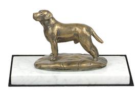 Labradoro retriverio figūrėlė, statula ant balto marmuro, trofėjus šunų parodai „Art-Dog“ ruda