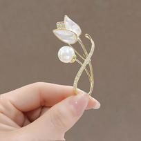 Fashion Tulip Flower Imitation Pearl Brooch For Women Metal Anti-Glare Fixed Clothes Lapel Pin Sweater Coat Clothing Accessories balta