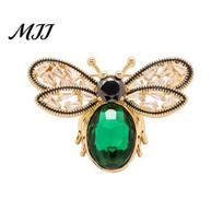 Insect Brooch Women Sparkling Rhinestones Bee Shape Lapel Pin Exquisite Suits Coats Bags Scarves Badge Versatile Accessory Nature-inspired žalia