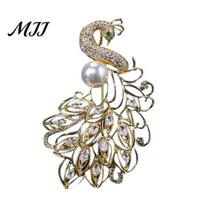 Cubic Zirconia Brooch Pin Anti-Exposure Buckle Peacock Feather Design with Party Outfit Accessory Imitation Pearls Suits Coats Sweaters Badge auksinė
