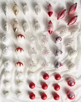 50 kalėdinių žaisliukų rinkinys SNOWFLAKE, stikliniai, raudoni/balti
