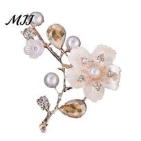 Multi Color Brooch Mother Day with Strong Pin Design Imitation Pearl Cubic Zirconia Inlay Flower Shape Sweater Badge